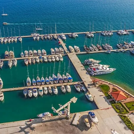 In With Seaview, Balcony, Air Condition, Wifi Apartman *